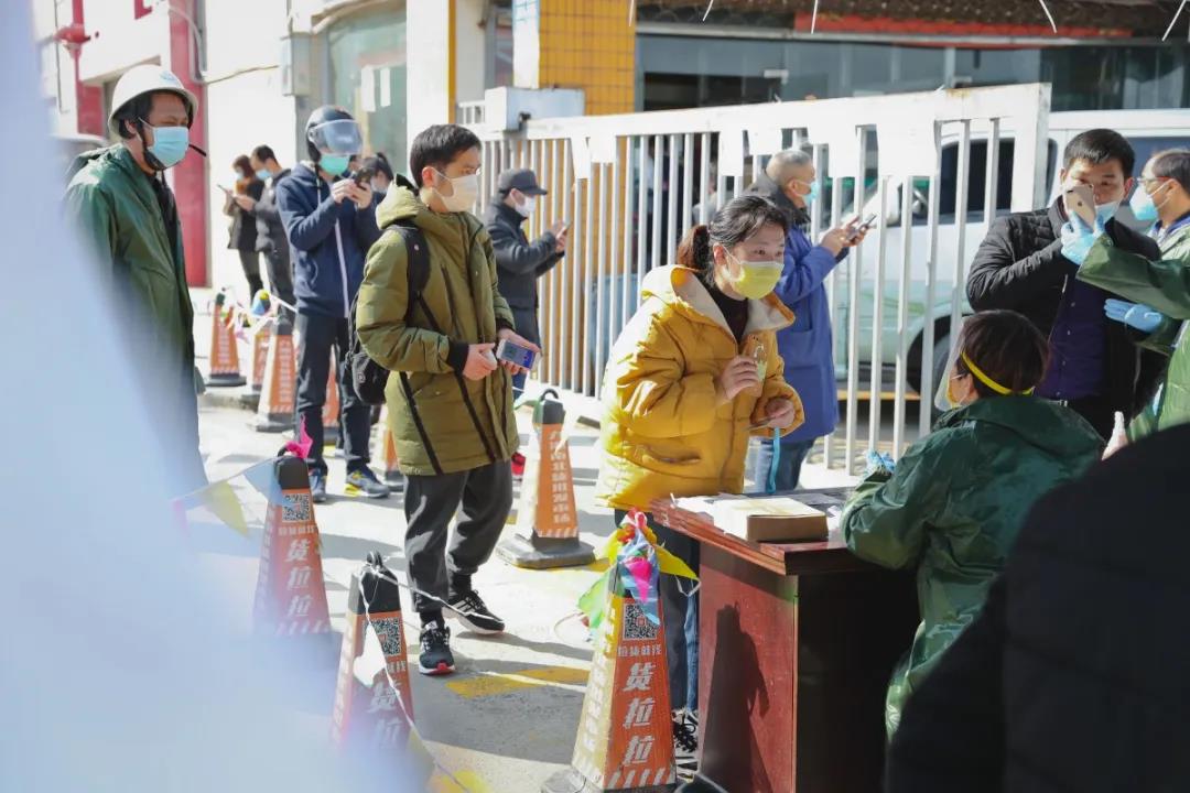 洞泾镇一线战“疫”(0302)——近600家商铺3天内“扎堆”复活!大体量九洲世贸综合批发市场如何做好疫情防控?