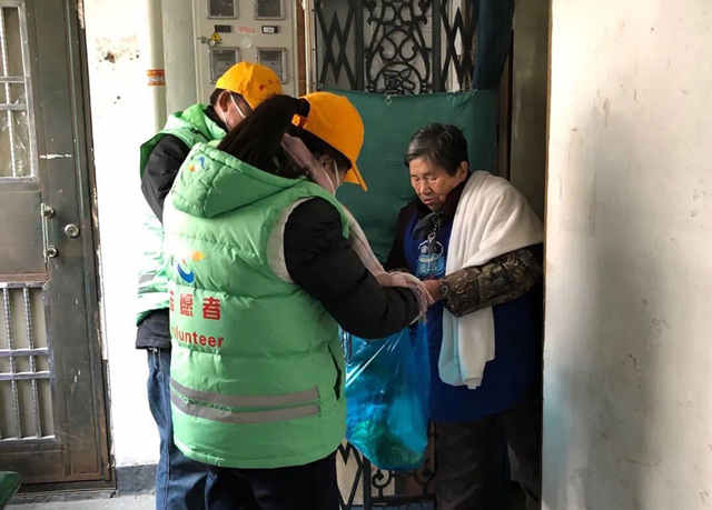 抗击疫情爱心人士送菜,疫情防控关爱老人送爱心餐