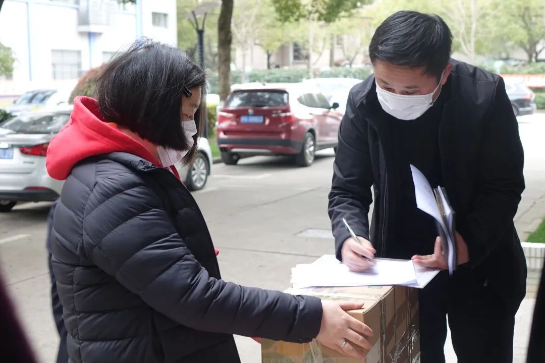 华漕镇一线战“疫”日记(0303)——暖心!著名足球运动员范志毅带着10000只口罩来华漕