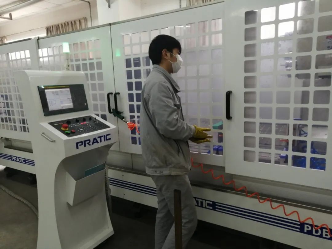 开足马力加紧生产,这个时候就要努力奋斗