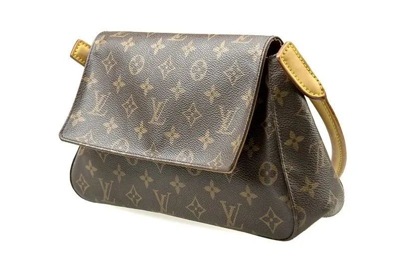 bella和kendall走秀,金泫雅显眼包