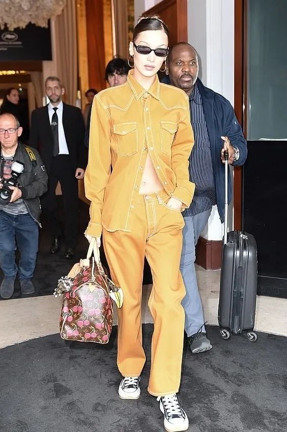 bella和kendall走秀,金泫雅显眼包