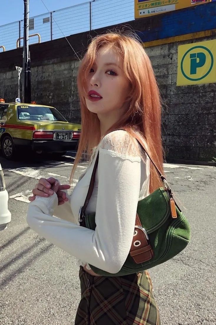 bella和kendall走秀,金泫雅显眼包