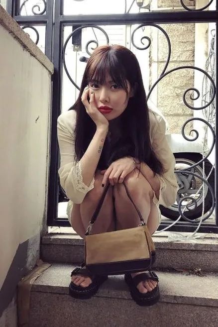 bella和kendall走秀,金泫雅显眼包