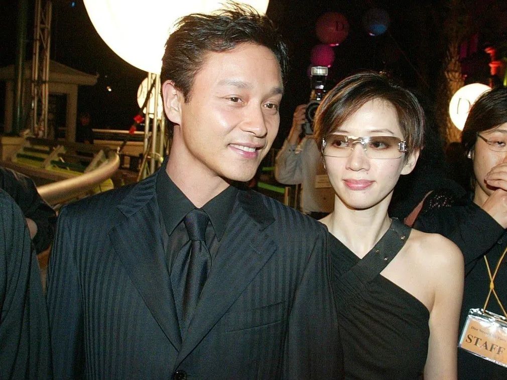 bella和kendall走秀,金泫雅显眼包