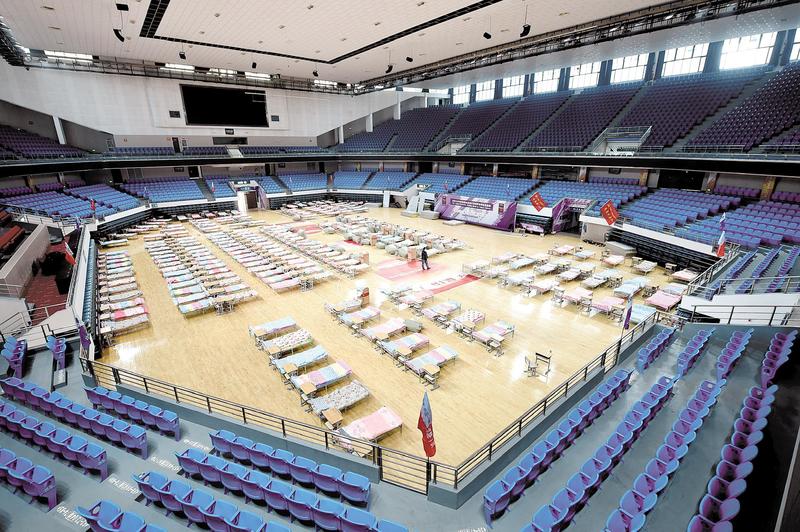 方舱医院里的集体生活:支援队、广场舞与互助组