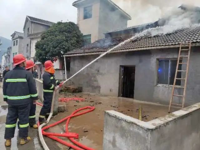 浙江大爷吸烟引发火灾,大爷卧床吸烟引发火灾把家烧没了