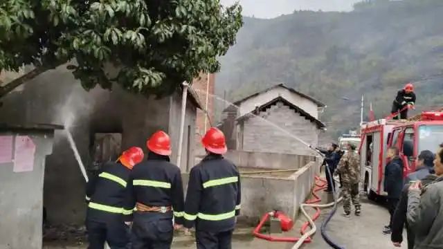 浙江大爷吸烟引发火灾,大爷卧床吸烟引发火灾把家烧没了