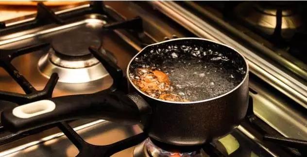 穿着衣服被开水烫伤急救,开水烫伤的急救措施