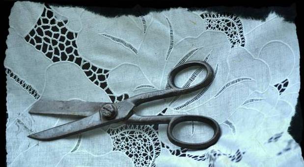 穿着衣服被开水烫伤急救,开水烫伤的急救措施