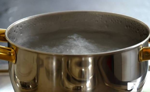 穿着衣服被开水烫伤急救,开水烫伤的急救措施