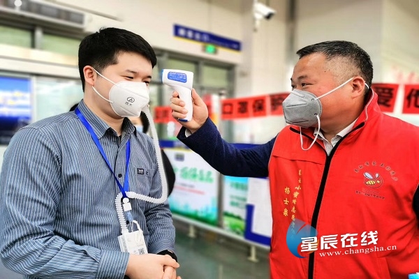 用爱与责任筑牢战疫防线,用温暖力量筑起疫情防控坚强堡垒