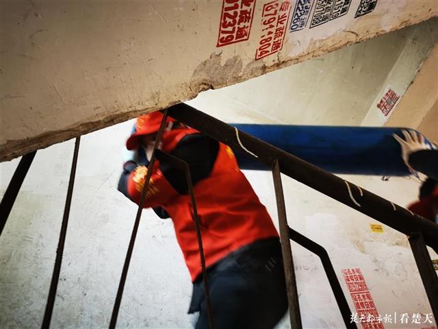 江苏来汉办事受困，索性用租来面的开展志愿服务