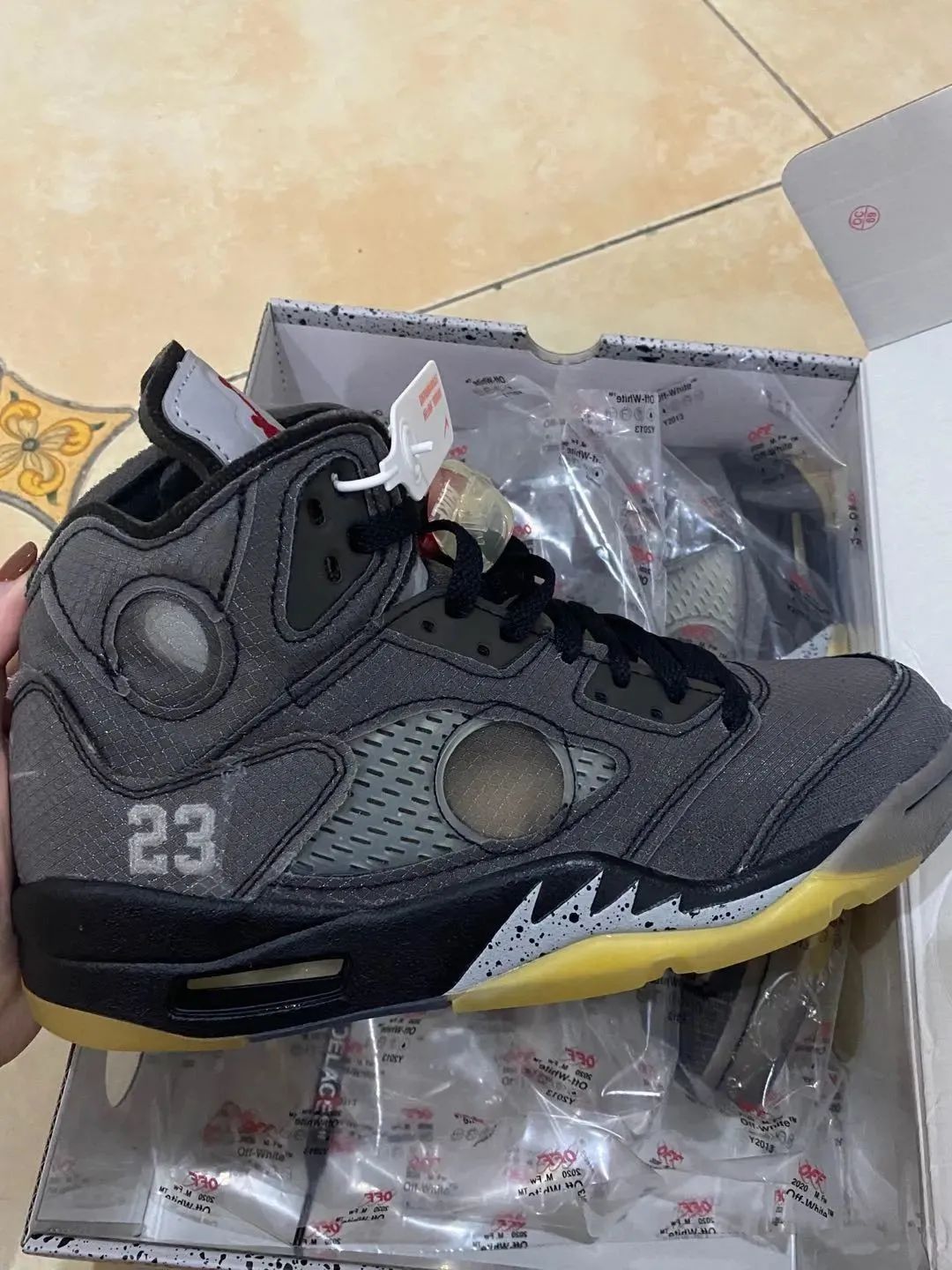 球鞋二次发售鞋盒瑕疵,卖家发来鞋盒轻微破损