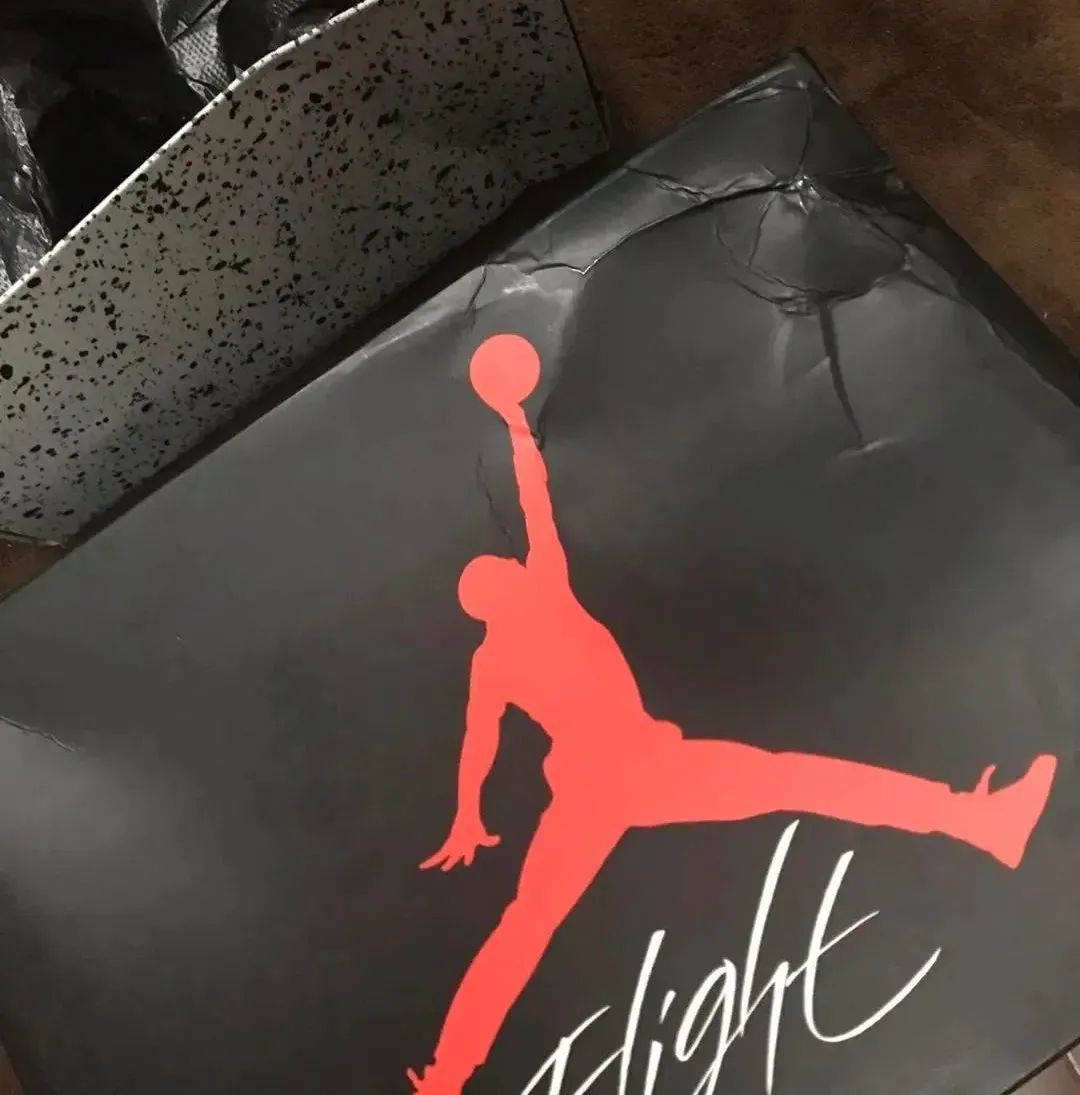 球鞋二次发售鞋盒瑕疵,卖家发来鞋盒轻微破损