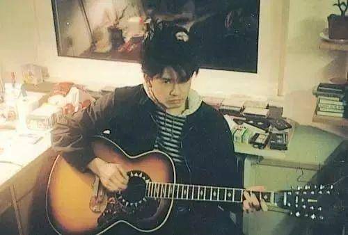 画“古怪小孩”拍出1.9亿天价的帅大叔,超越草间弥生,成日本最贵艺术家