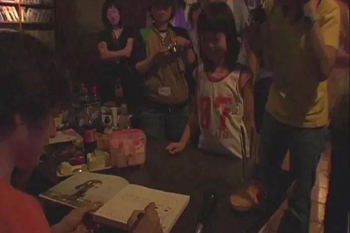 画“古怪小孩”拍出1.9亿天价的帅大叔,超越草间弥生,成日本最贵艺术家