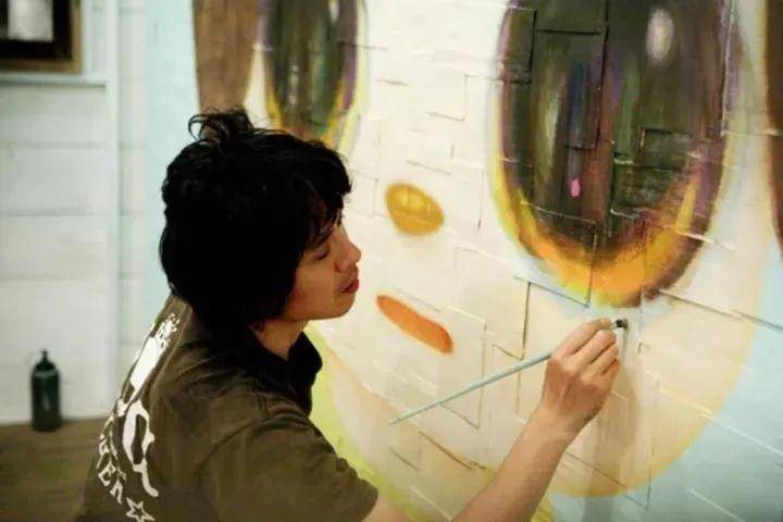 画“古怪小孩”拍出1.9亿天价的帅大叔,超越草间弥生,成日本最贵艺术家