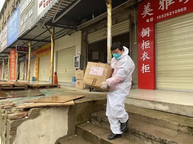 滞留武汉,这位火车司机选择义务“代购”