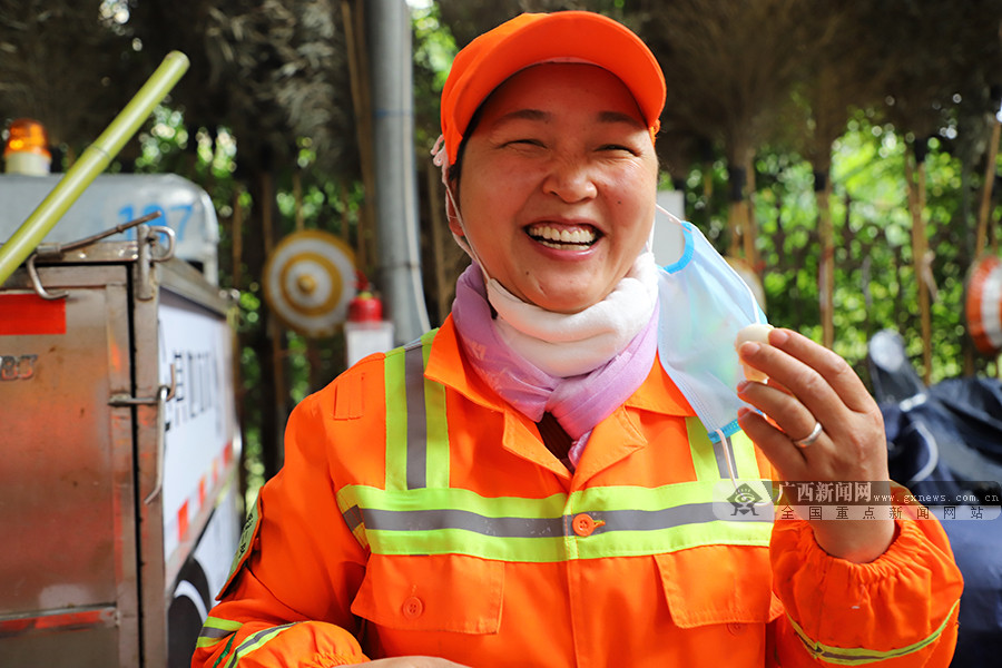 3月8日焦点图：@中小学生发新课本了，收到了吗？