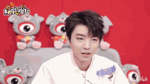 王俊凯回眸杀合集,王俊凯挑眉眼神杀