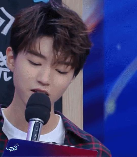 王俊凯回眸杀合集,王俊凯挑眉眼神杀