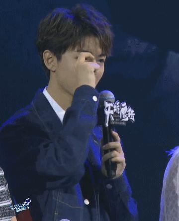 王俊凯回眸杀合集,王俊凯挑眉眼神杀