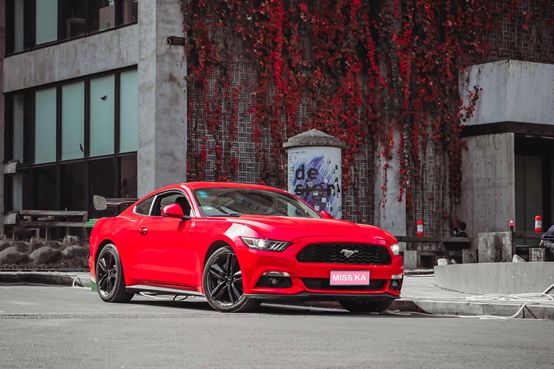 放弃奔驰C购置福特野马，为了平民跑车梦，换来“油耗大、内饰糙，偶尔还能跑婚庆”的结局？