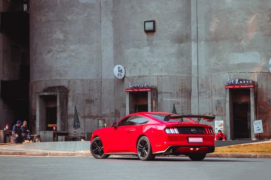 放弃奔驰C购置福特野马，为了平民跑车梦，换来“油耗大、内饰糙，偶尔还能跑婚庆”的结局？