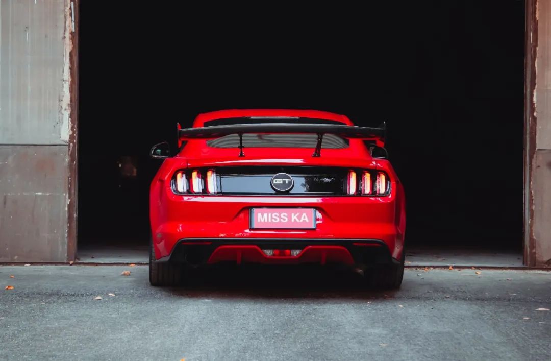 放弃奔驰C购置福特野马，为了平民跑车梦，换来“油耗大、内饰糙，偶尔还能跑婚庆”的结局？