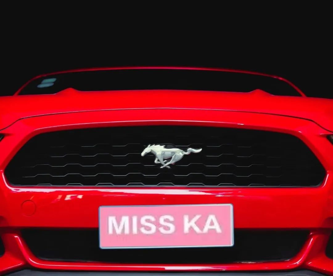 放弃奔驰C购置福特野马，为了平民跑车梦，换来“油耗大、内饰糙，偶尔还能跑婚庆”的结局？