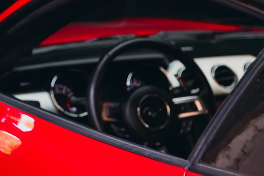 放弃奔驰C购置福特野马，为了平民跑车梦，换来“油耗大、内饰糙，偶尔还能跑婚庆”的结局？