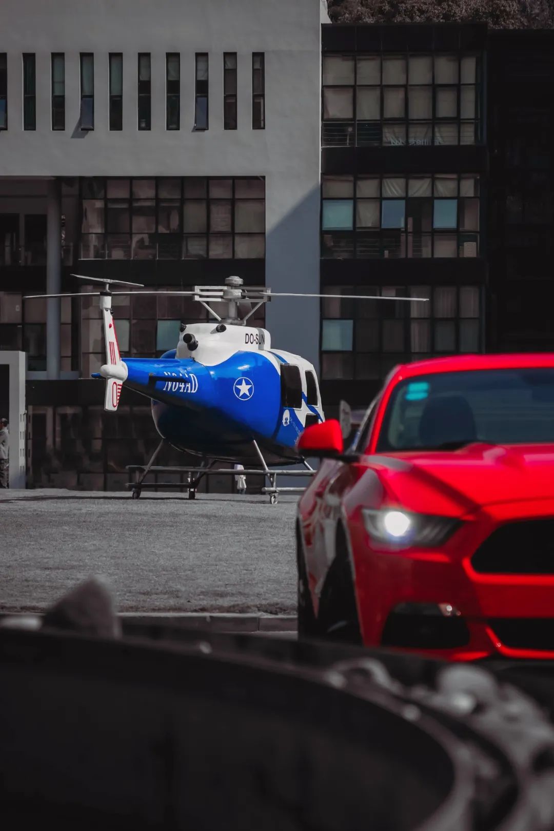 放弃奔驰C购置福特野马，为了平民跑车梦，换来“油耗大、内饰糙，偶尔还能跑婚庆”的结局？