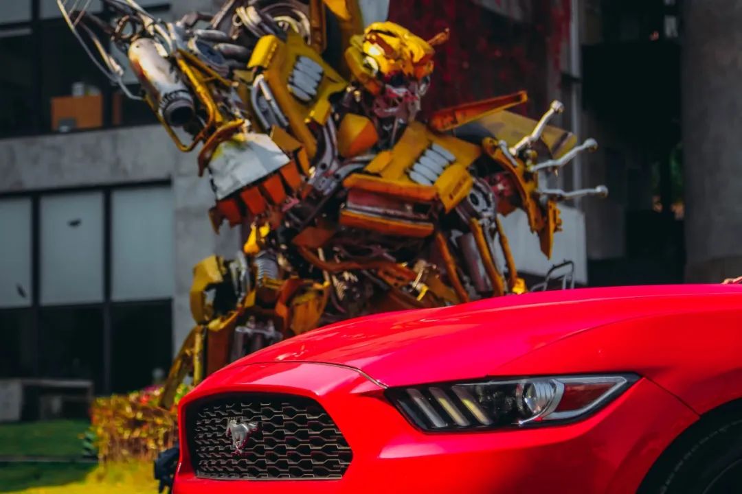 放弃奔驰C购置福特野马，为了平民跑车梦，换来“油耗大、内饰糙，偶尔还能跑婚庆”的结局？