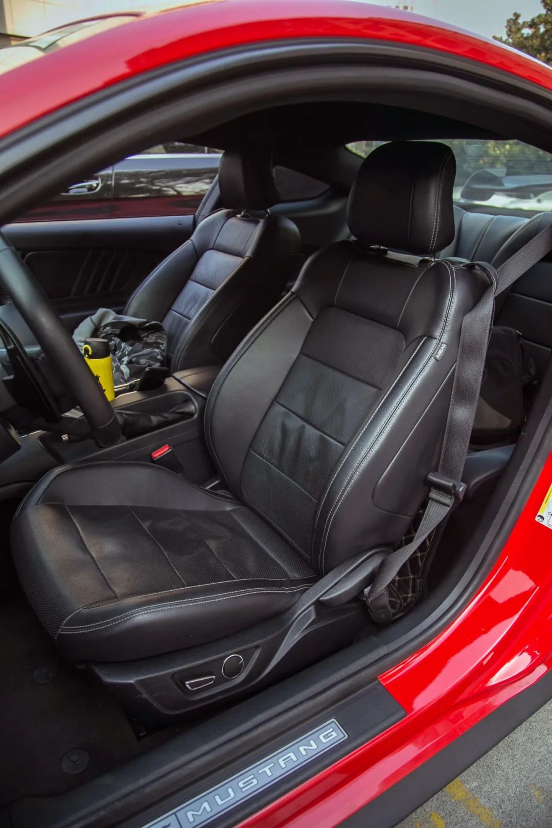 放弃奔驰C购置福特野马，为了平民跑车梦，换来“油耗大、内饰糙，偶尔还能跑婚庆”的结局？