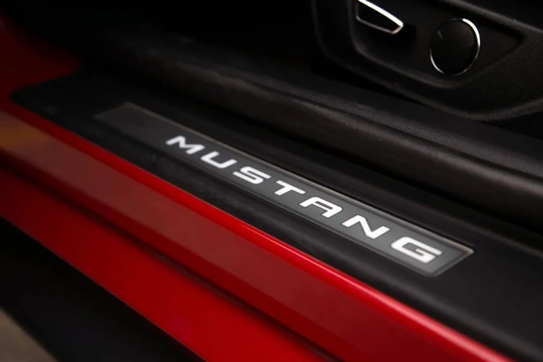 放弃奔驰C购置福特野马，为了平民跑车梦，换来“油耗大、内饰糙，偶尔还能跑婚庆”的结局？