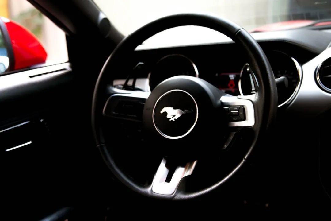 放弃奔驰C购置福特野马，为了平民跑车梦，换来“油耗大、内饰糙，偶尔还能跑婚庆”的结局？