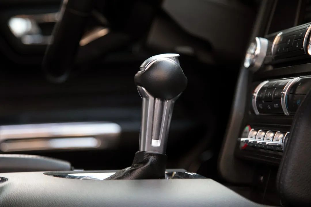 放弃奔驰C购置福特野马，为了平民跑车梦，换来“油耗大、内饰糙，偶尔还能跑婚庆”的结局？