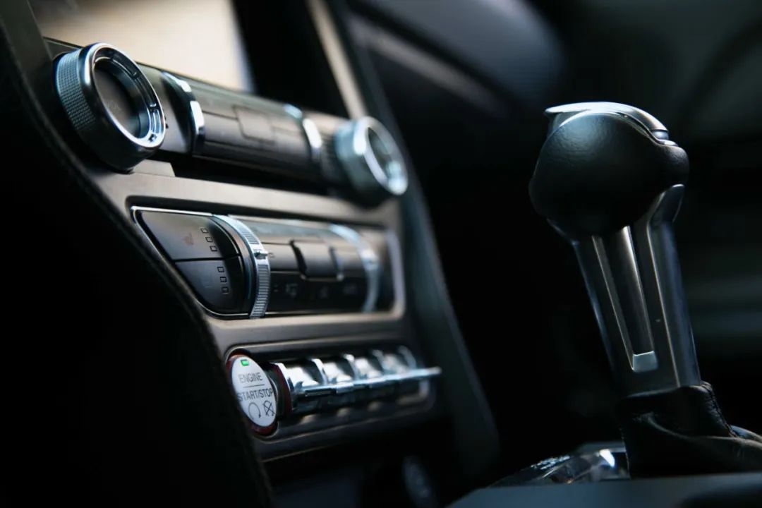 放弃奔驰C购置福特野马，为了平民跑车梦，换来“油耗大、内饰糙，偶尔还能跑婚庆”的结局？