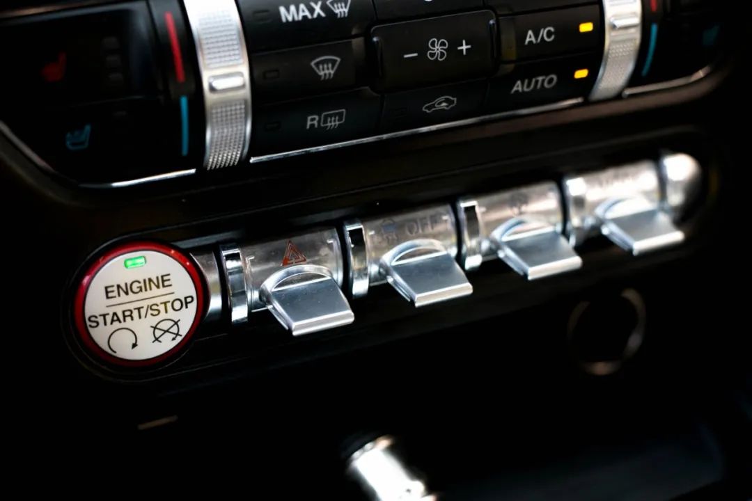 放弃奔驰C购置福特野马，为了平民跑车梦，换来“油耗大、内饰糙，偶尔还能跑婚庆”的结局？