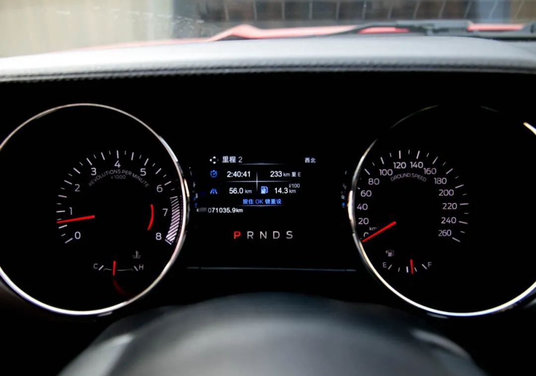 放弃奔驰C购置福特野马，为了平民跑车梦，换来“油耗大、内饰糙，偶尔还能跑婚庆”的结局？