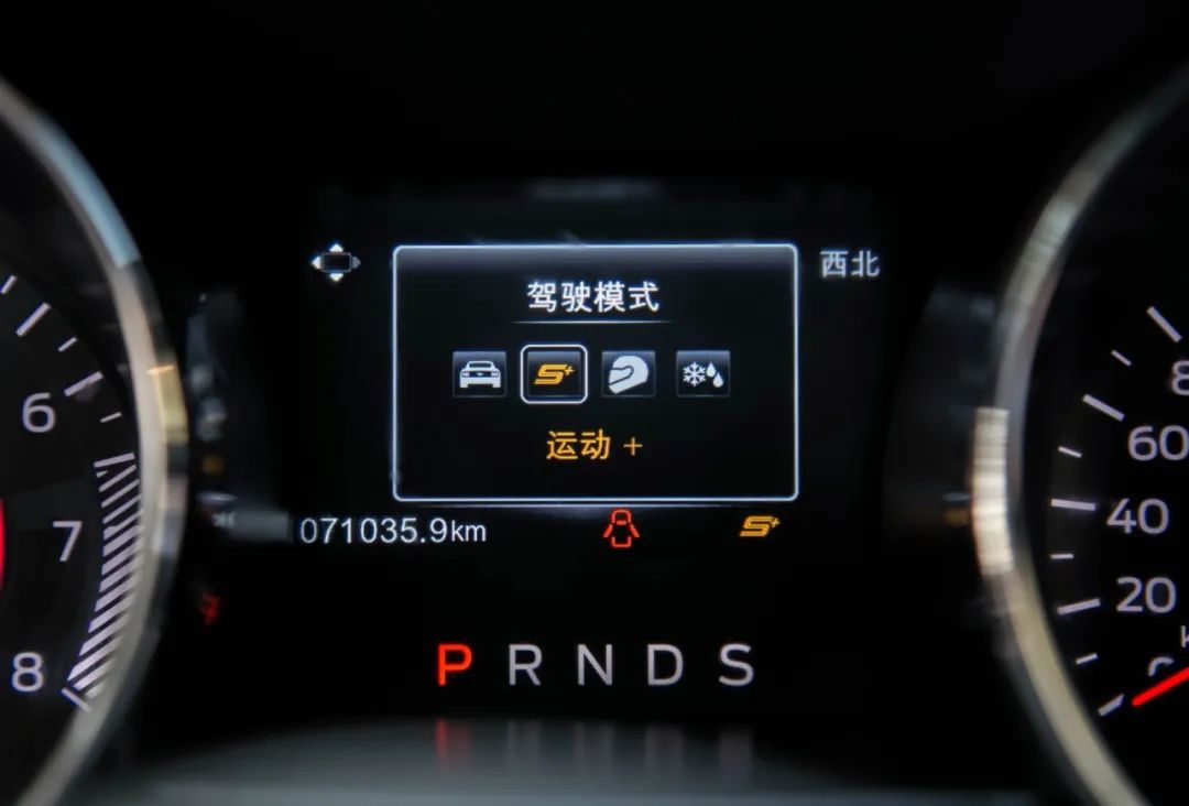 放弃奔驰C购置福特野马，为了平民跑车梦，换来“油耗大、内饰糙，偶尔还能跑婚庆”的结局？