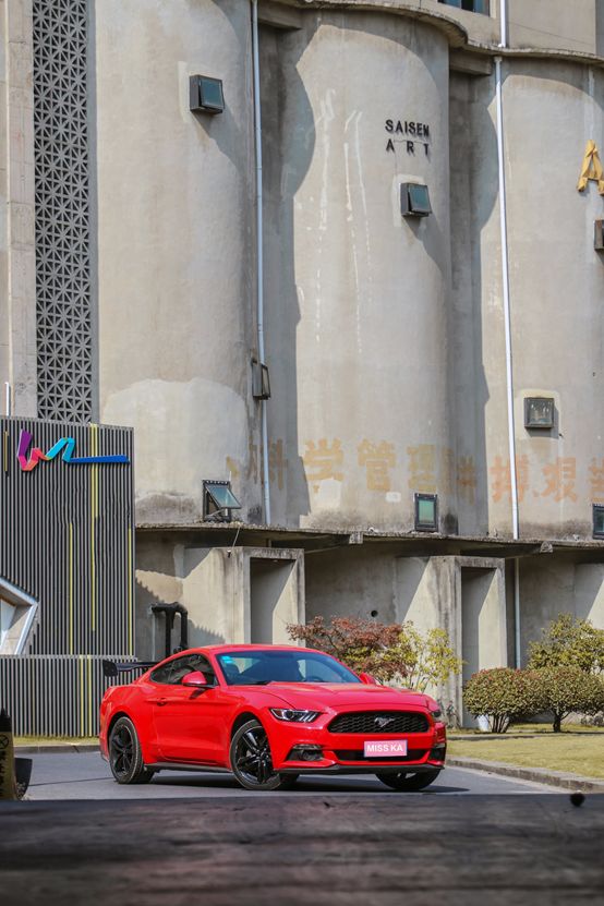 放弃奔驰C购置福特野马，为了平民跑车梦，换来“油耗大、内饰糙，偶尔还能跑婚庆”的结局？