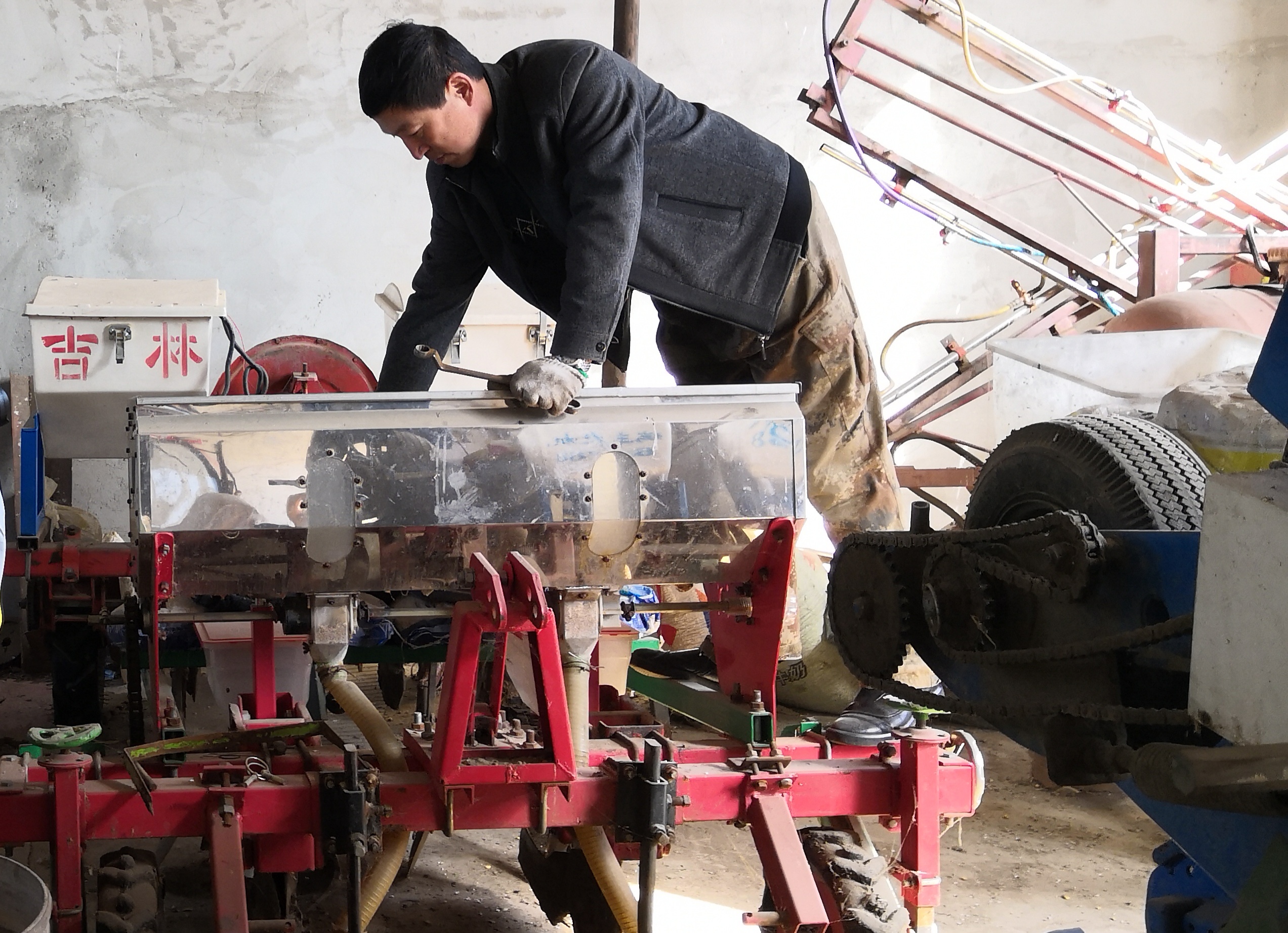 习*平近**总书记关切事|为农田注入硬核生产力——一些地方春耕中农业科技创新扫描