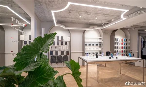 余承东晒法国首家华为旗舰店内景,余承东参观实体店