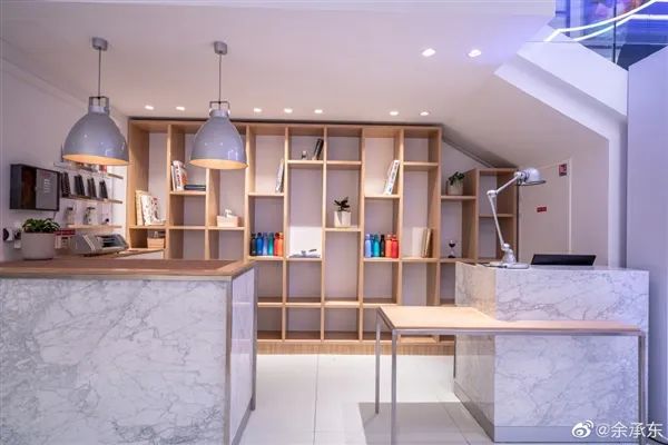 余承东晒法国首家华为旗舰店内景,余承东参观实体店