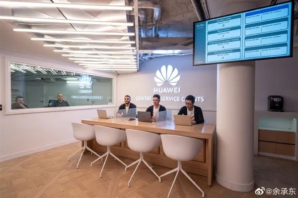 余承东晒法国首家华为旗舰店内景,余承东参观实体店