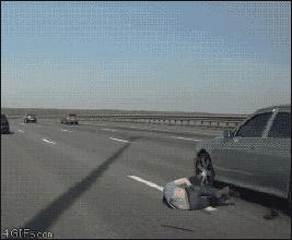 行人上高速公路的危险,警示行人上高速最危险