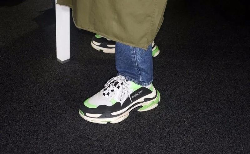 穿了两只不同鞋子发朋友圈,发现时髦的女人都在穿这3双鞋