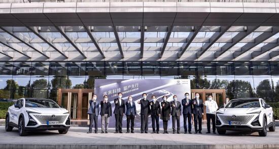 胆儿肥，国企老总驾车上路大撒把，得知真相后朋友圈炸了……